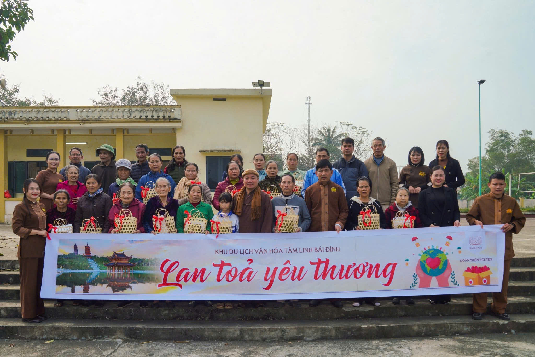 Chùa Bái Đính tổ chức trao quà Tết đến các hoàn cảnh khó khăn