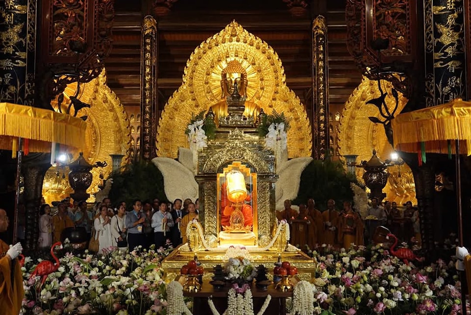 HÀNG NGHÌN PHẬT TỬ VỀ CHÙA BÁI ĐÍNH CHIÊM BÁI XÁ LỢI ĐỨC PHẬT: NHỮNG DẤU ẤN TÂM LINH ĐÁNG GHI NHỚ