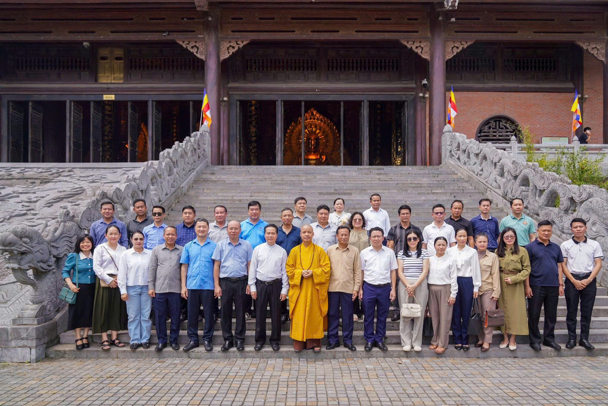 ĐOÀN ĐẠI BIỂU CẤP CAO LÀO THĂM VÀ LỄ PHẬT TẠI CHÙA BÁI ĐÍNH