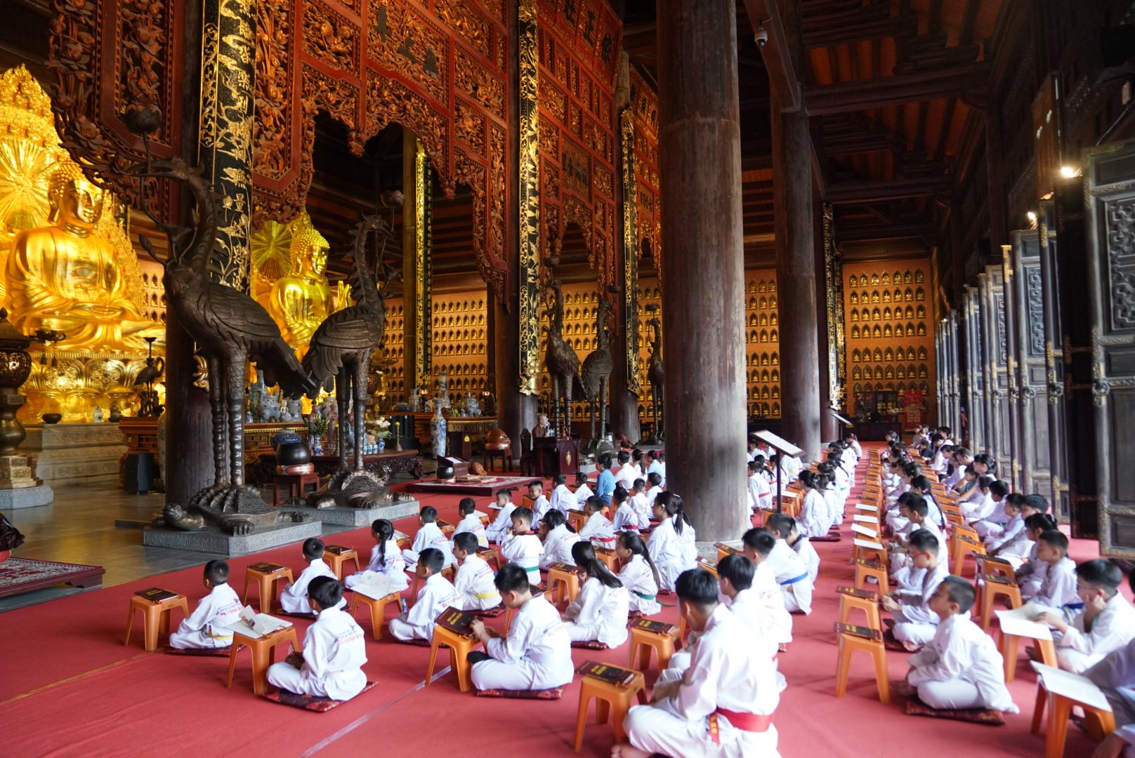 Khóa sinh Trung tâm SLT Ninh Bình trải nghiệm và dâng hương tại chùa Bái Đính