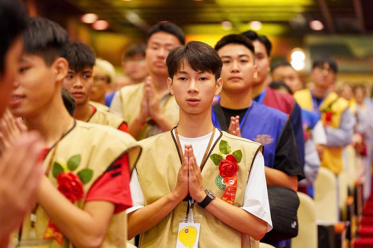 Bông Hồng Cài Áo – Biểu Tượng Mùa Vu Lan tại Chùa Bái Đính