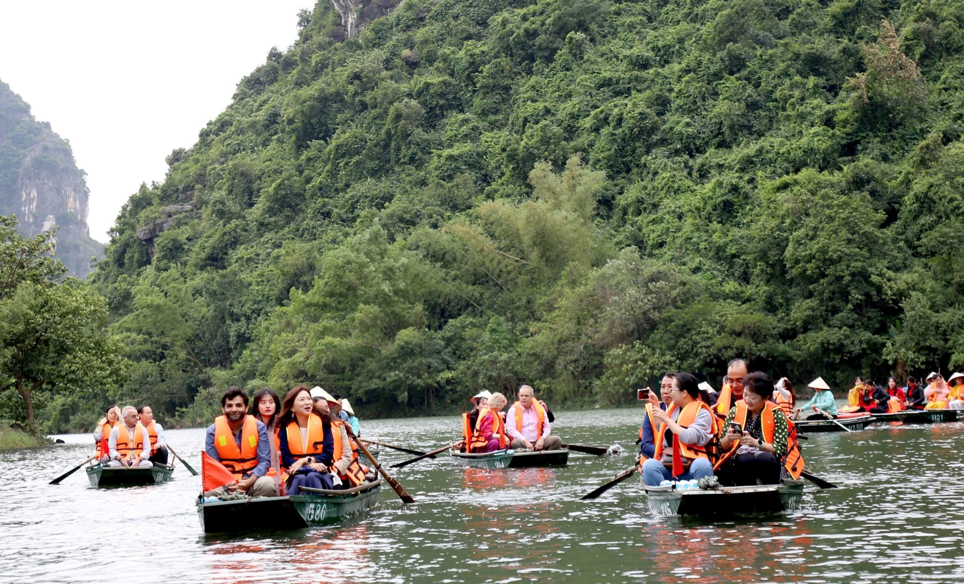 Du lịch Ninh Bình tăng tốc mạnh mẽ, chạm mốc 18,4 triệu lượt khách sau 11 tháng